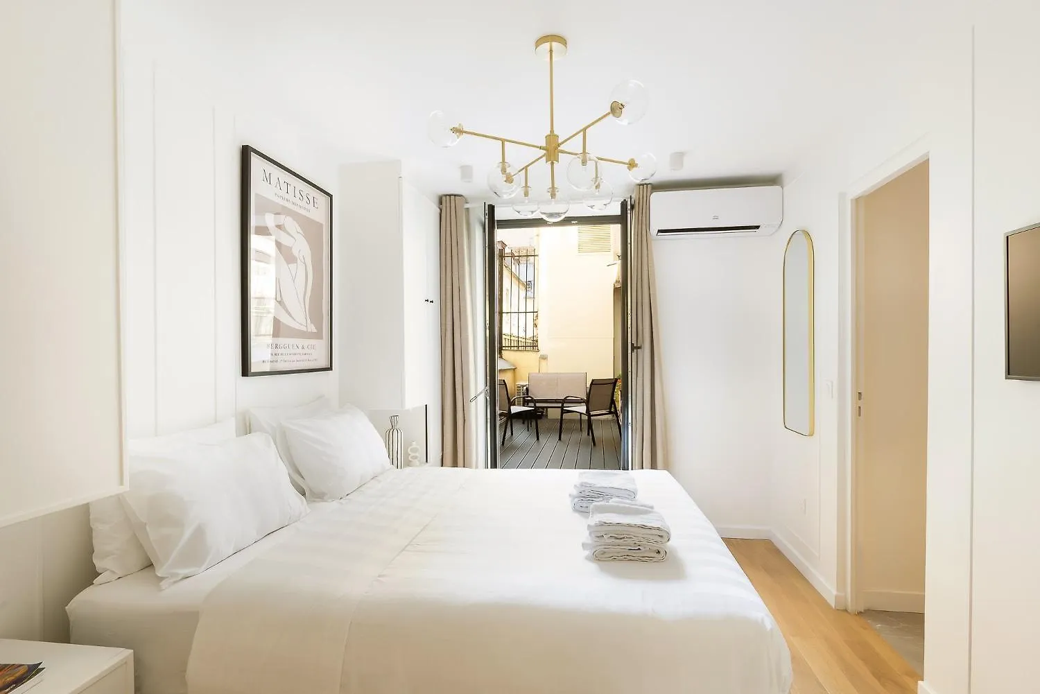 Modern 3 Bedrooms 3 Baths Full Center Of Paris 0*,  Frankreich